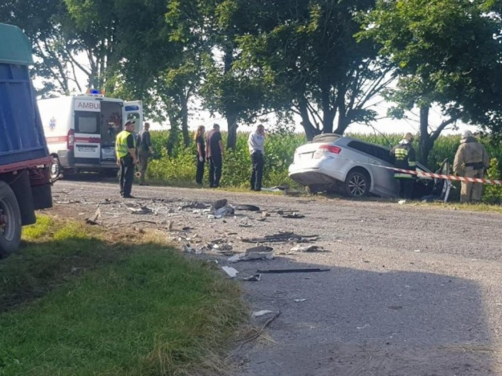 В Винницкой области Toyota столкнулась с грузовиком: погибли трое человек (ФОТО)