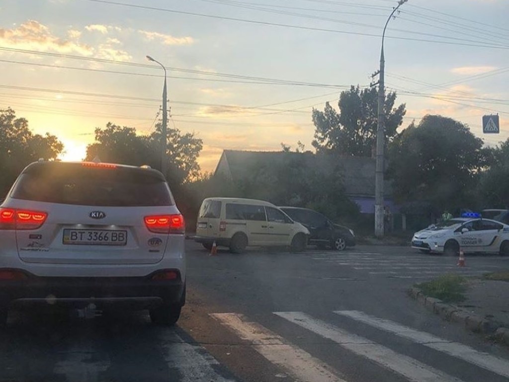 В Херсоне на «зебре» столкнулись два автомобиля (ФОТО)