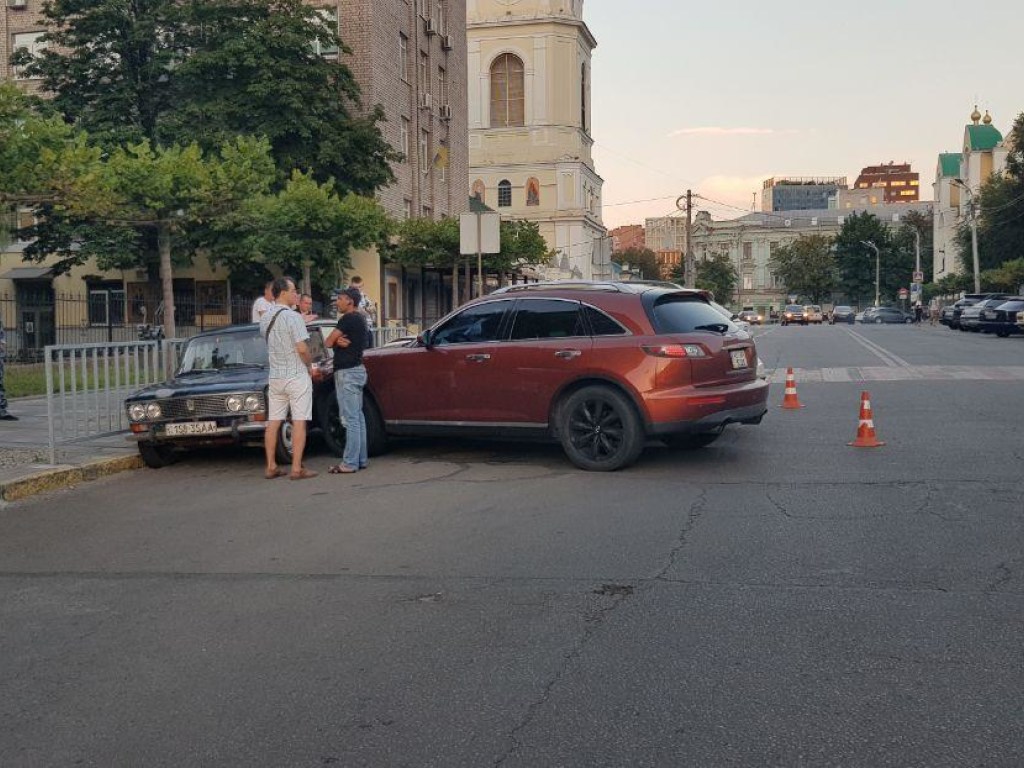 Два автомобиля Infiniti разбили в Днепре припаркованную легковушку (ФОТО)