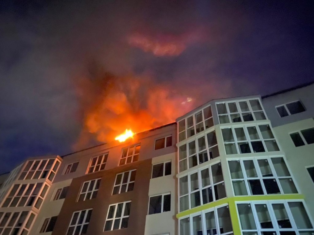 В Киеве горело здание жилкомплекса, который не введен в эксплуатацию: что известно (ФОТО, ВИДЕО)