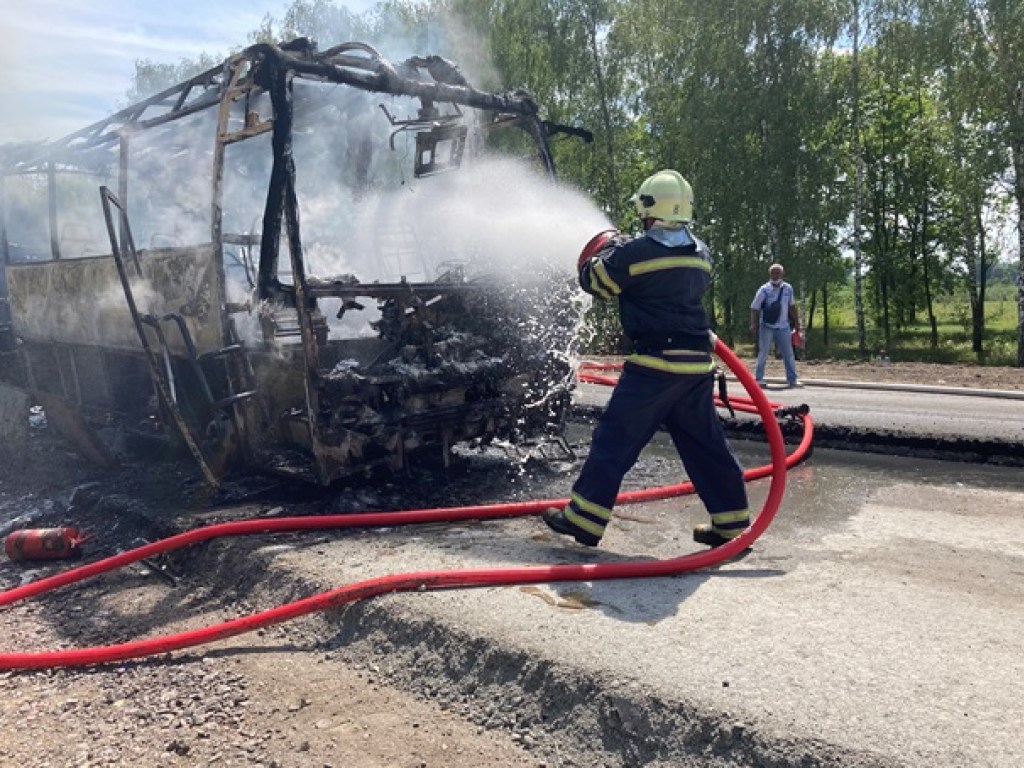 В Черкасской области во время движения загорелся автобус с пассажирами (ФОТО, ВИДЕО)