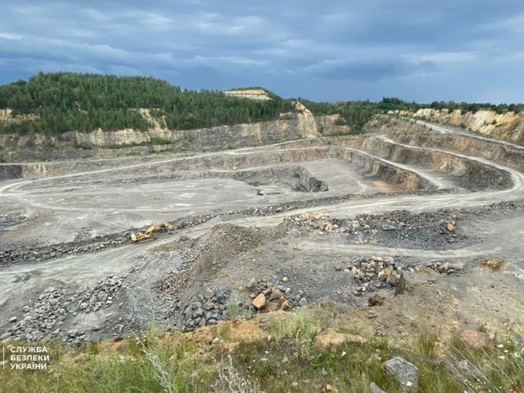 На Житомирщине силовики разоблачили нелегальную добычу гранита на 12,5 миллиона гривен