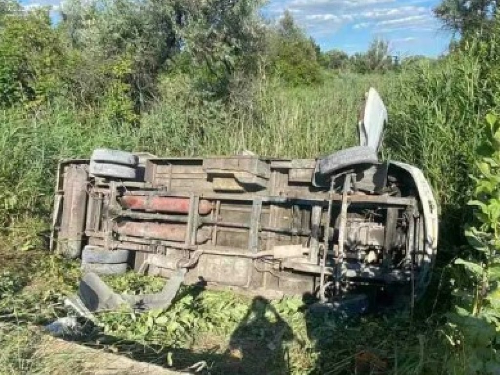 В Днепропетровской области микроавтобус угодил в кювет: 15 пострадавших (ФОТО)