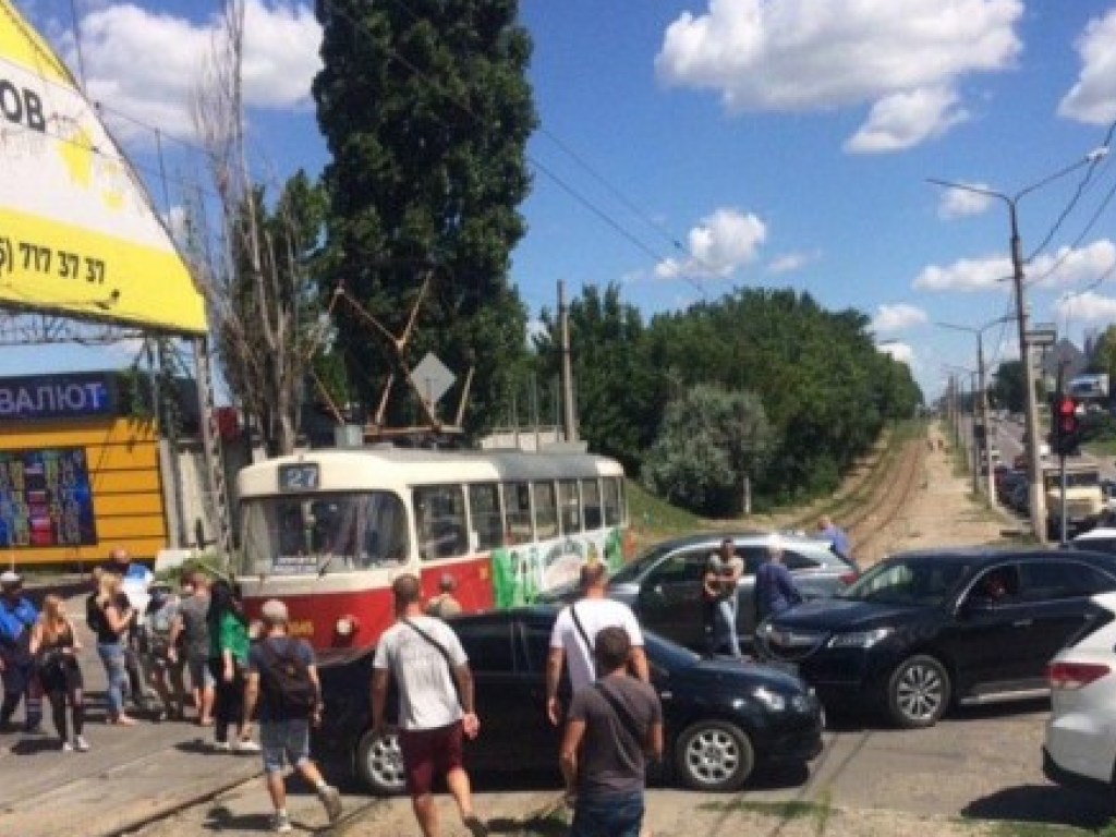 ДТП в Харькове: автомобиль врезался в трамвай (ФОТО)