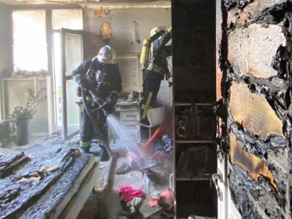 В Киеве десятилетняя девочка получила ожоги, пытаясь потушить пожар в квартире