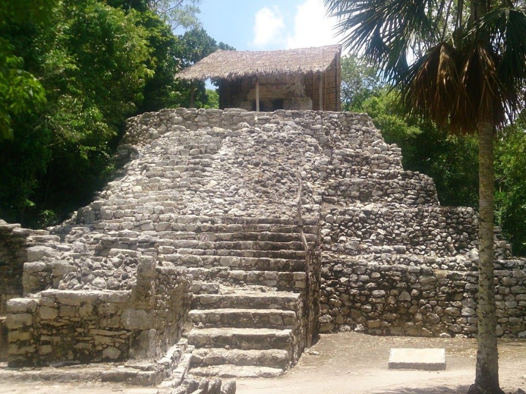 Археологам удалось разгадать загадочные надписи майя на каменных церемониальных дамбах
