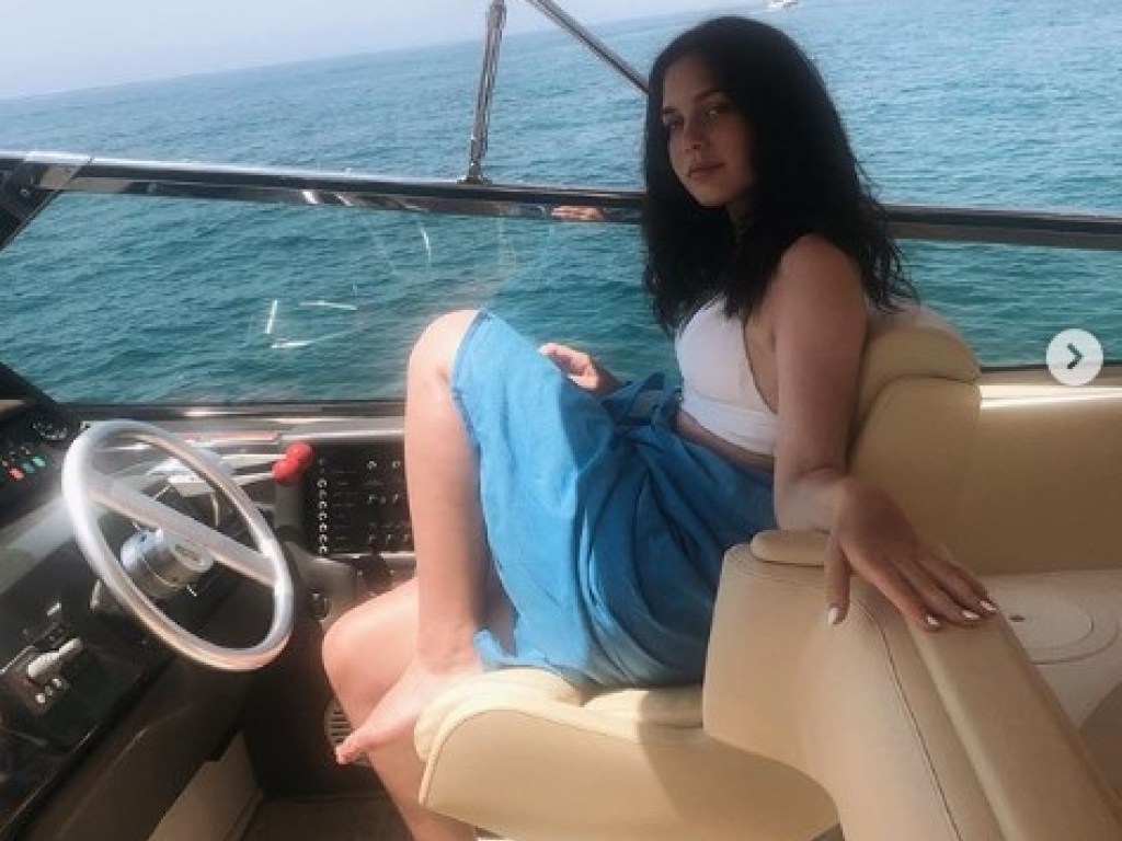 16-летняя внучка Иосифа Кобзона позировала в бикини на яхте (ФОТО)