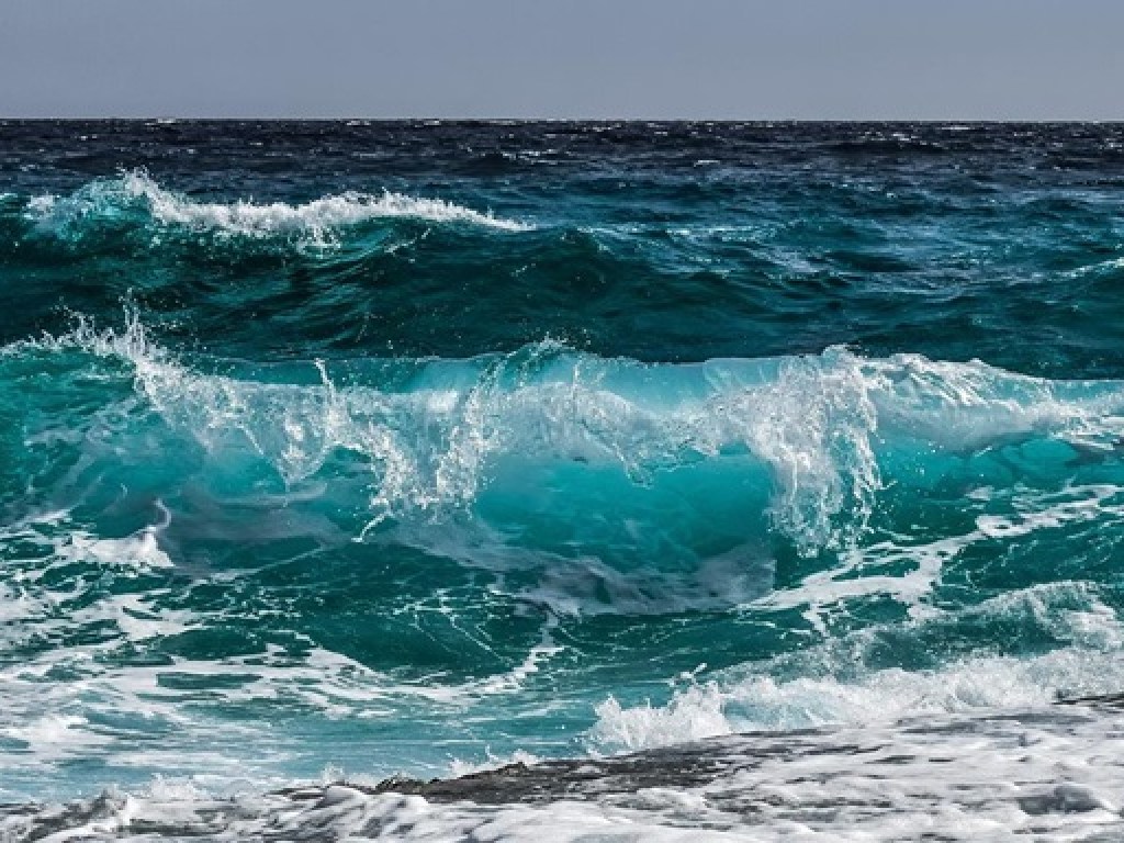 Мощная волна смыла в океан позировавшего подростка (ФОТО)