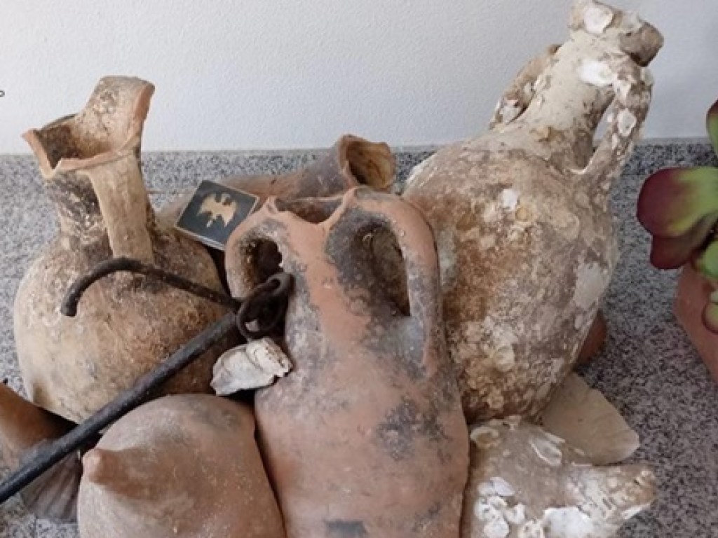 В продуктовом магазине в Испании обнаружили старинные артефакты (ФОТО)