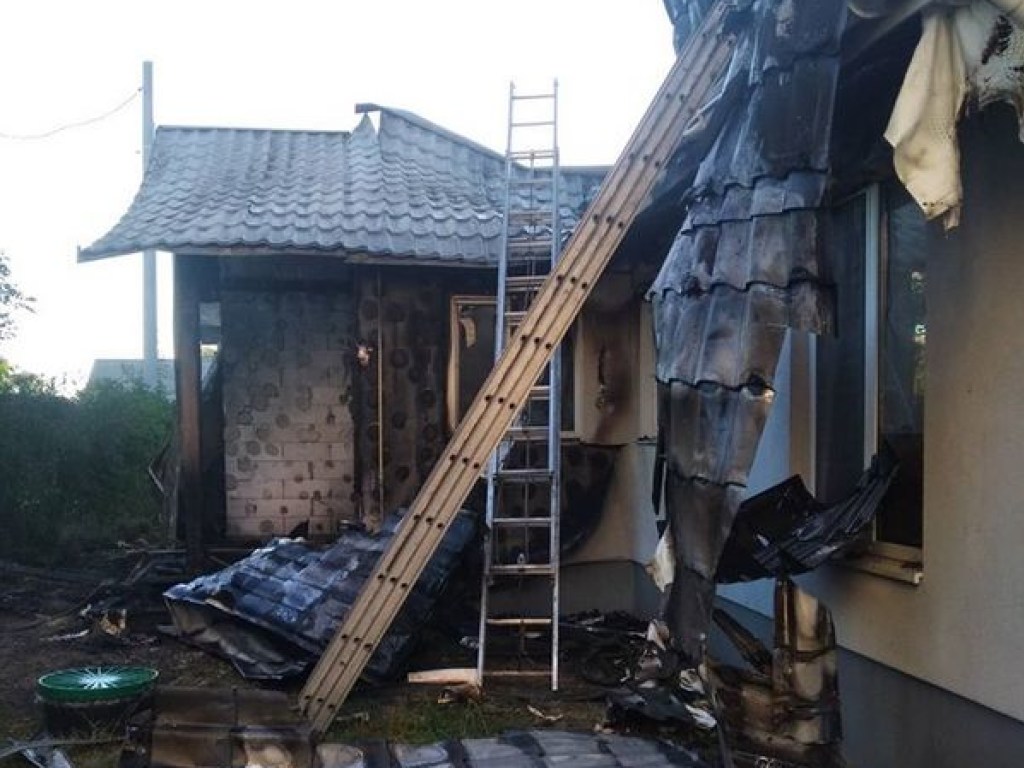 Ночью в Киеве подожгли дом антикоррупционера (ФОТО)