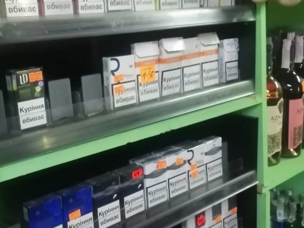 В Никополе «накрыли» магазин с суррогатным алкоголем и нелегальными сигаретами (ФОТО)