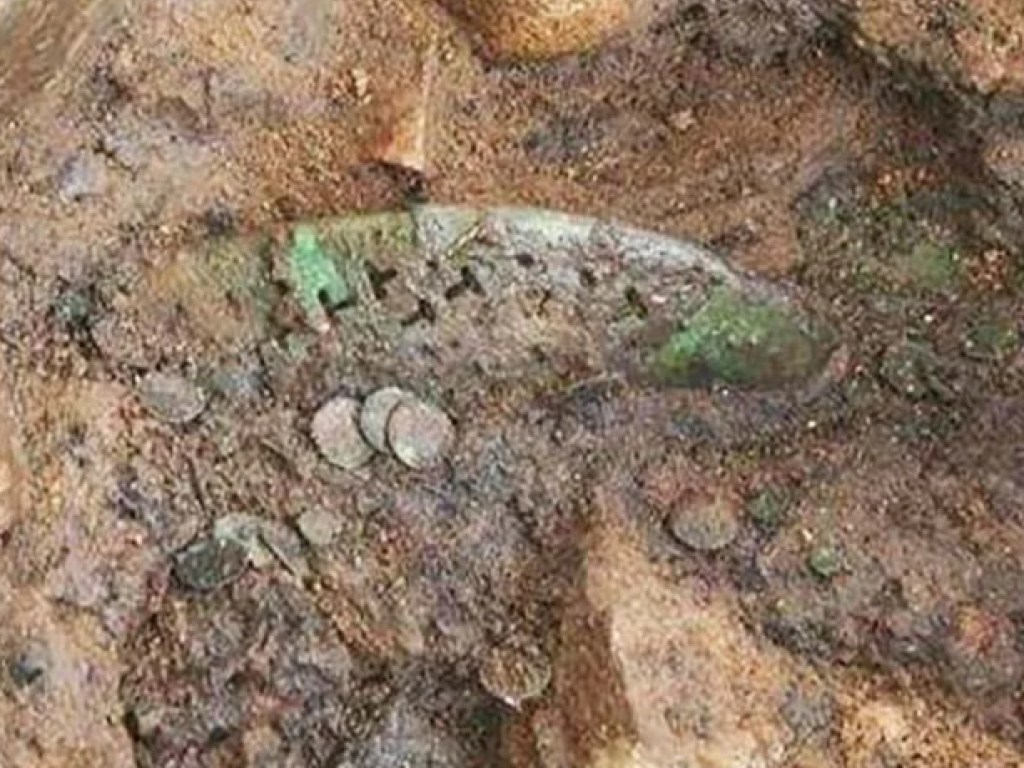 В Южной Корее во время раскопок гробницы нашли бронзовую обувь (ФОТО)