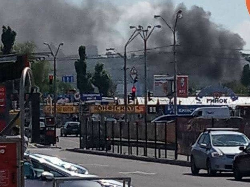 На рынке возле метро «Почайна» начался пожар: в небо поднимается дым (ФОТО)