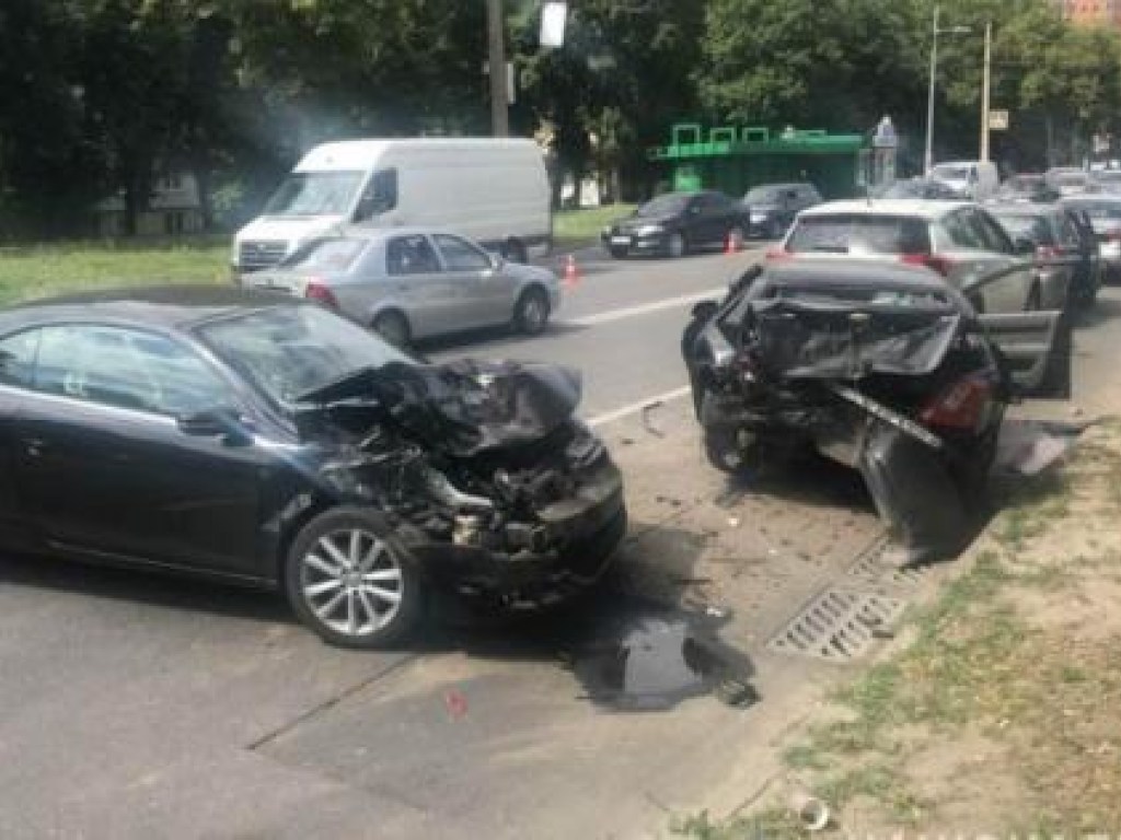 В Харькове столкнулись 5 авто: пострадали мужчина и женщина (ФОТО)