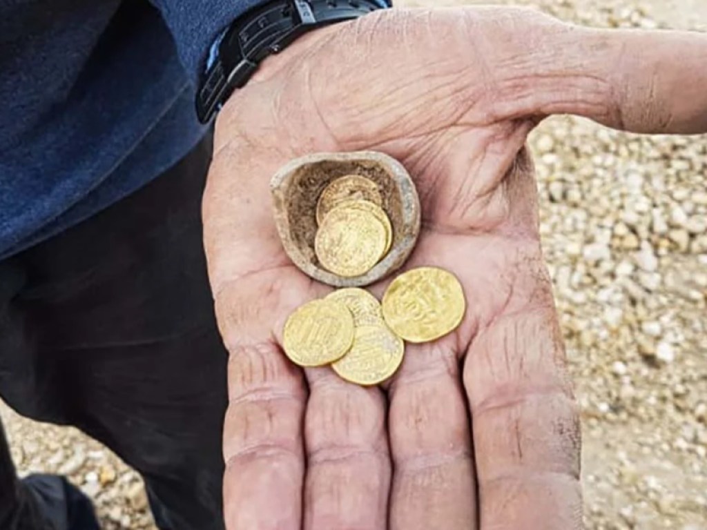 В Израиле нашли тайник с золотыми монетами, которому около 1200 лет (ФОТО)