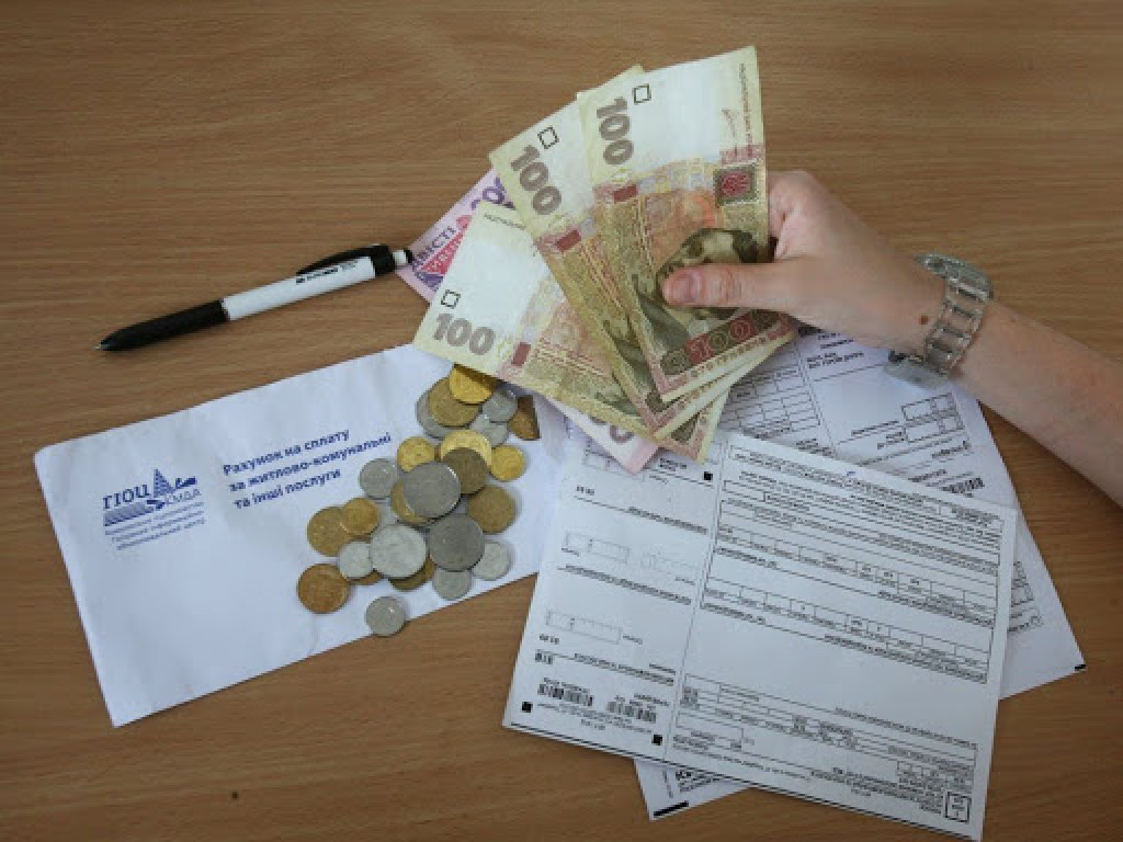 За долги по коммуналке: «Законные коллекторы» в Украине могут забрать у должников даже поношенную одежду