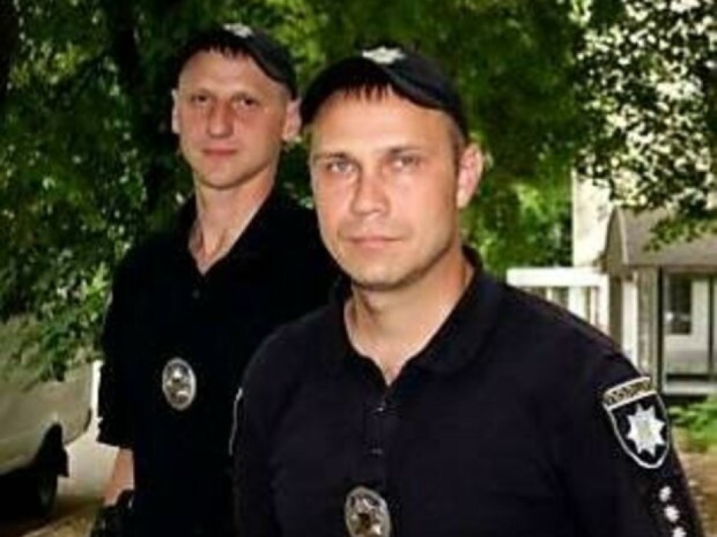 «Этот парень &#8212; мой герой»: в Киеве патрульный спас женщину от пьяного хулигана (ФОТО)