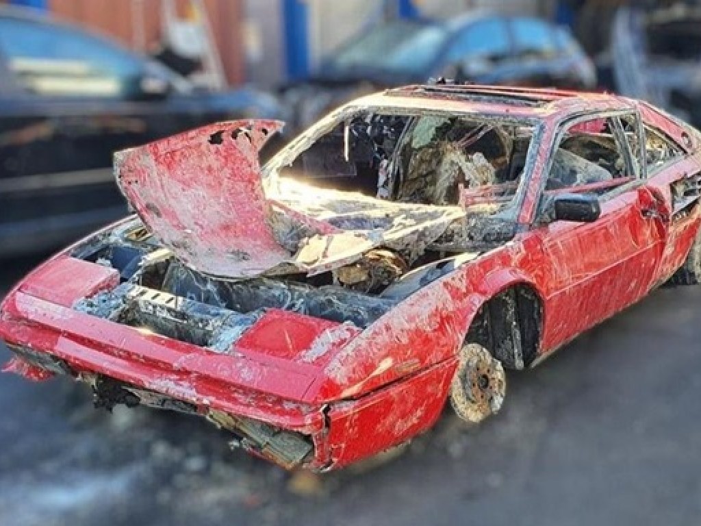 «Улики уничтожены»: в Амстердаме на дне канала нашли угнанный 30 лет назад Ferrari (ФОТО)