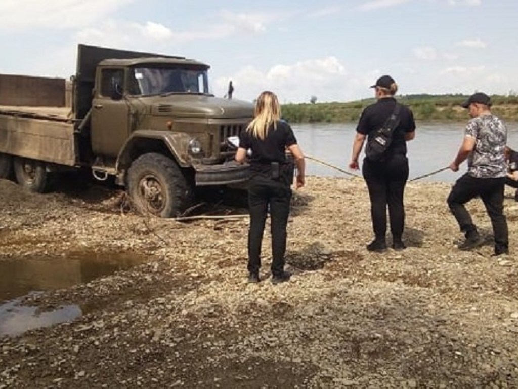 На Прикарпатье похититель гравия пытался сбить машиной рыбинспектора (ФОТО)