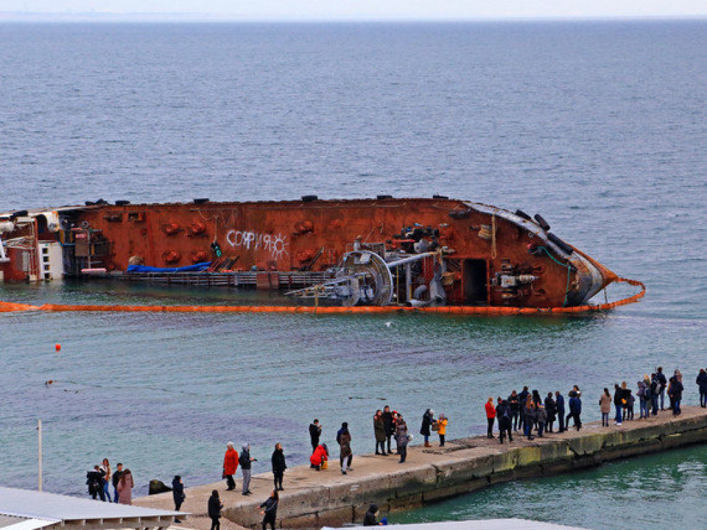 От затонувшего танкер «Делфи» плывет пятно топлива более 7000 квадратных метров
