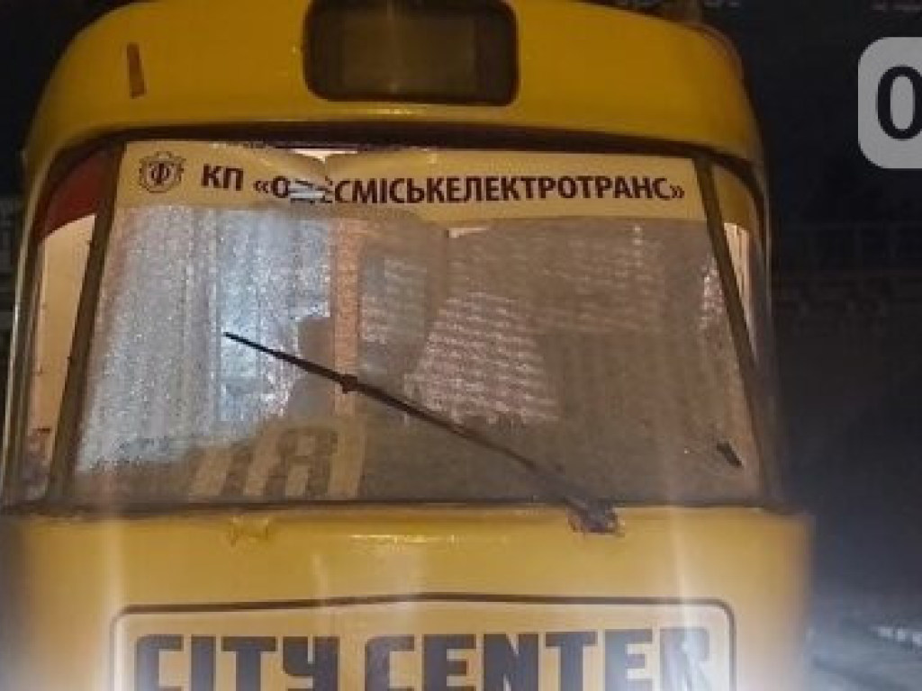 Пострадал водитель: хулиганы в Одессе забрасывали трамваи камнями (ФОТО)