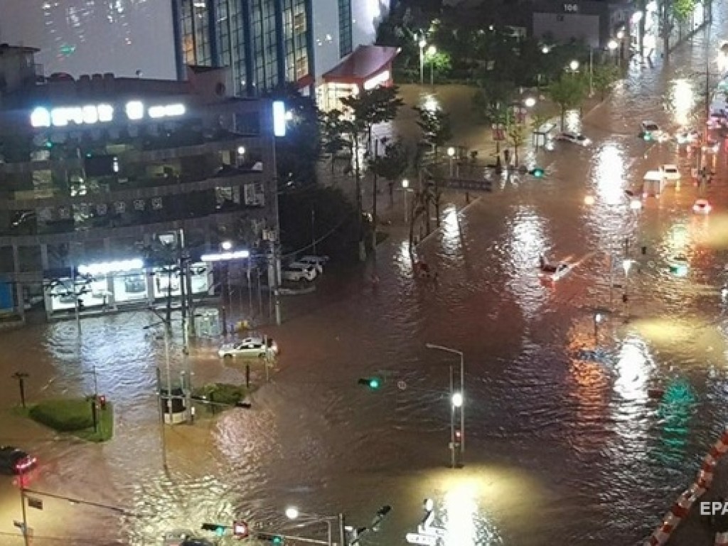 Улицы превратились в реки: непогода в Южной Корее унесла жизни людей (ФОТО)