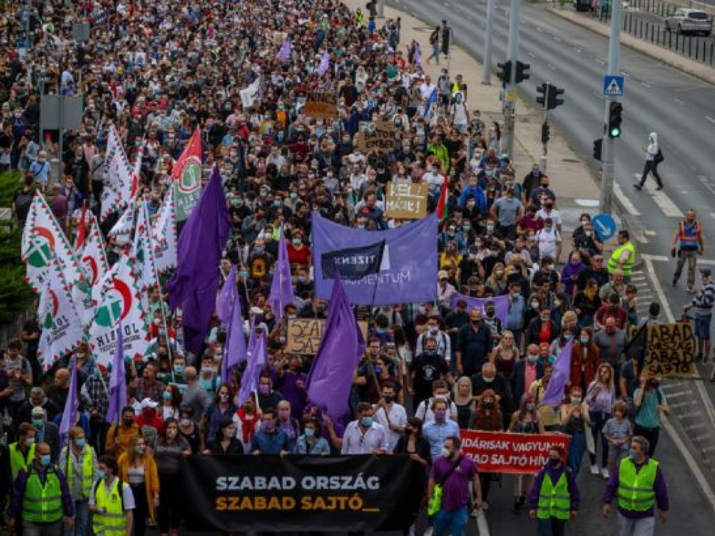 Тысячи людей вышли на протест в Венгрии против ограничения свободы СМИ (ФОТО)