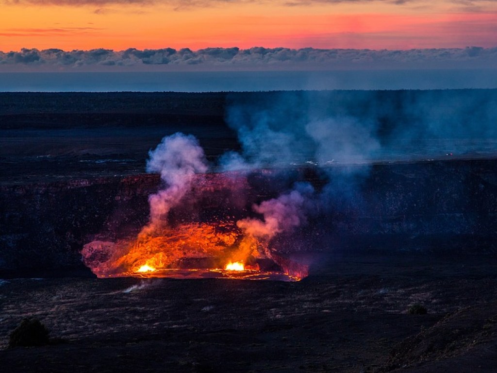 На Гавайях просыпается тысячелетий вулкан Маунакеа