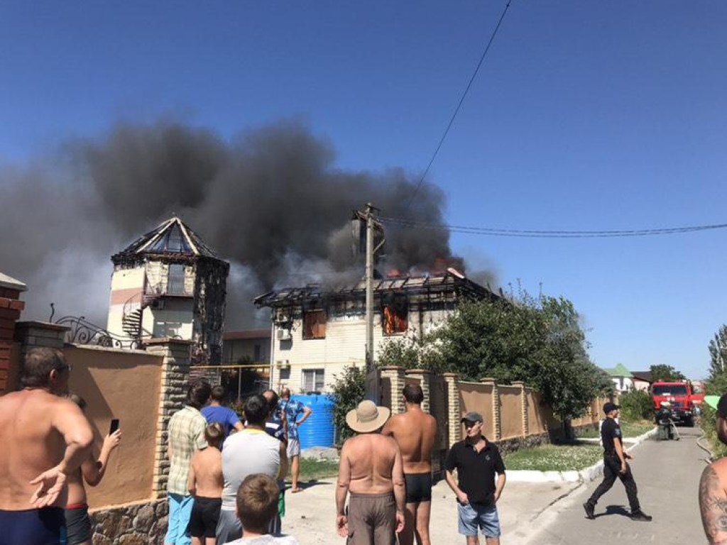 В Бердянске горит гостиница (ФОТО, ВИДЕО)