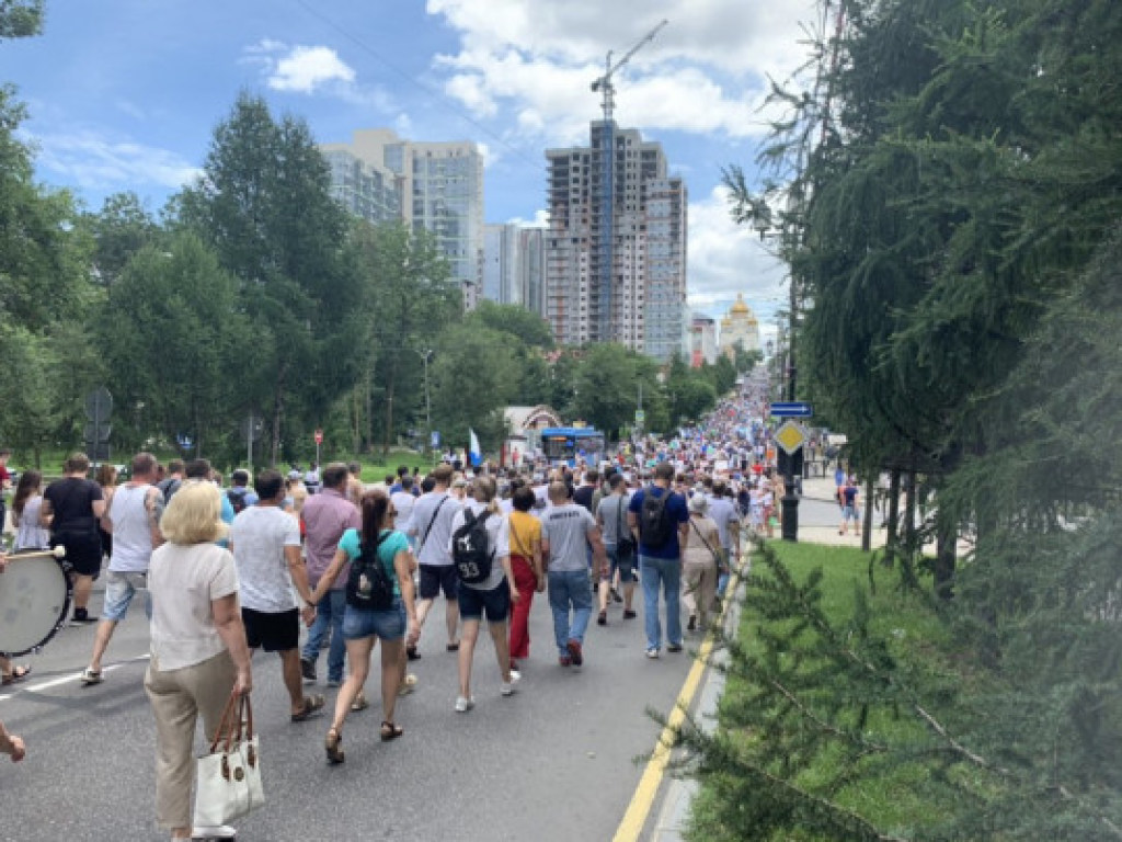 В России прошел многотысячный митинг в поддержку арестованного губернатора (ФОТО, ВИДЕО)