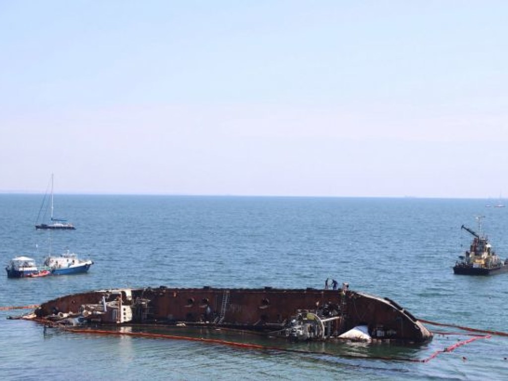 Поднятие затонувшего танкера у берегов Одессы снова потерпело фиаско (ФОТО, ВИДЕО)