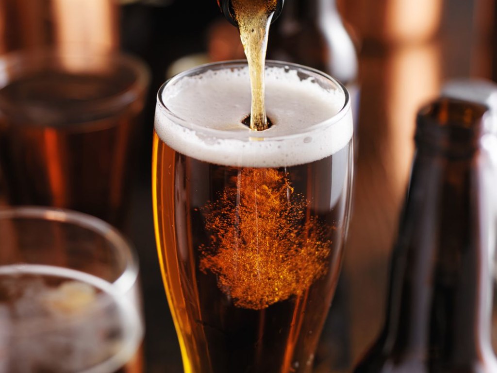 Врачи предупредили о главных минусах потребления пива в жару