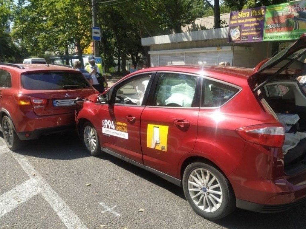 В Николаеве такси врезался в Mitsubishi Outlander: в ДТП пострадала пассажирка (ФОТО)