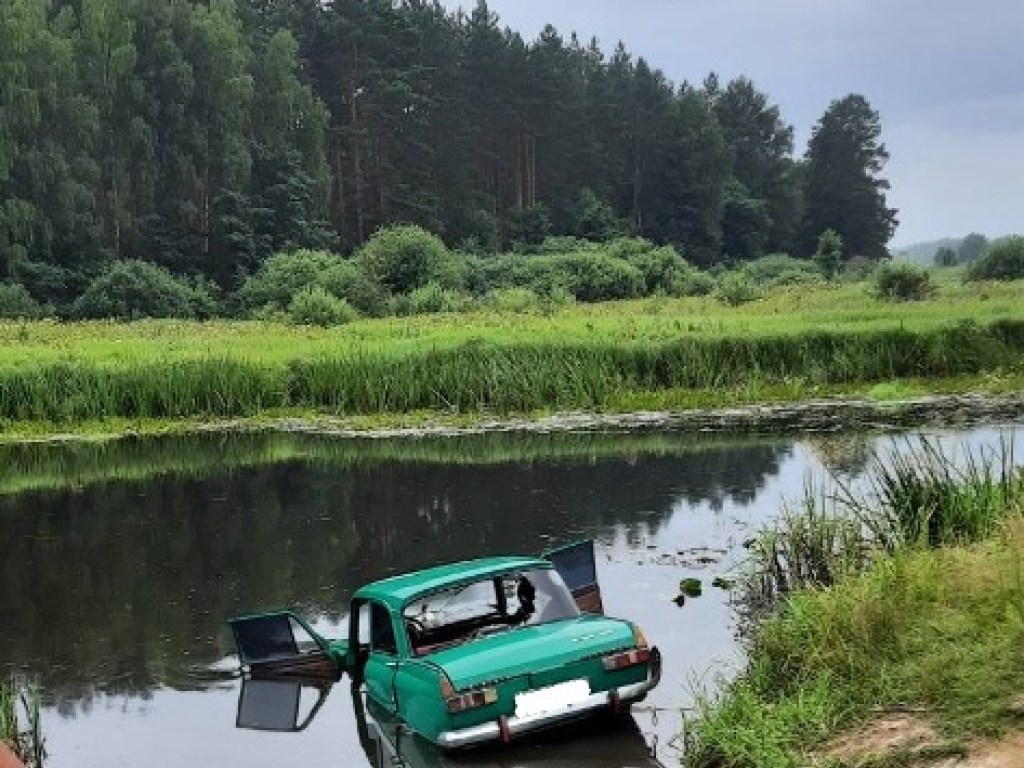 Водитель погиб: в Житомирской области автомобиль съехал с дороги и утонул в реке (ФОТО)