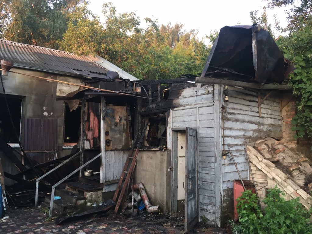 Ночью в Харькове сгорел дом: от отравления угарным газом погиб мужчина (ФОТО)