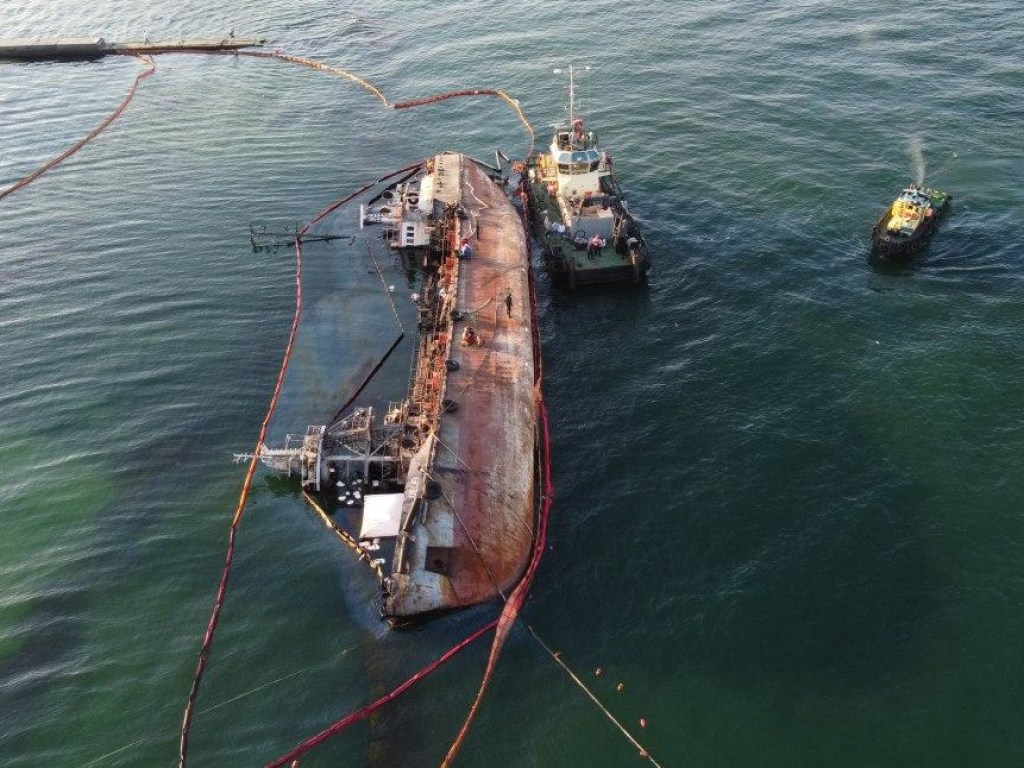 Ситуация с танкером Delfi признана чрезвычайной: работы по подъему судна приостановлены