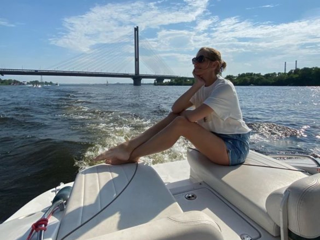 Катя Осадчая на яхте продемонстрировала красивые ноги (ФОТО)