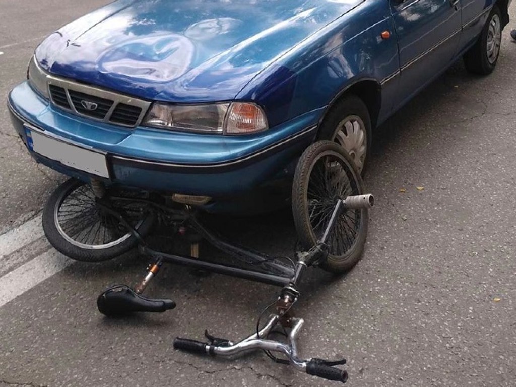 Водитель Daewoo сбил 10-летнего ребенка на велосипеде в Мариуполе (ФОТО)