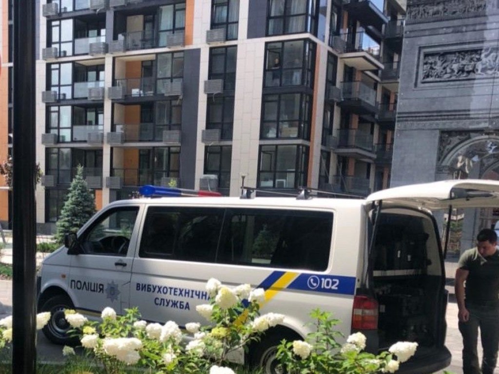 В Киеве обнаружили подозрительный рюкзак: на месте работают взрывотехники (ФОТО)