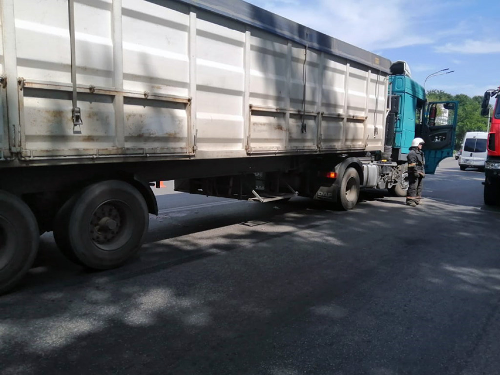 В Днепропетровской области мужчина попал под колеса грузовика: тело вырезали спасатели (ФОТО)