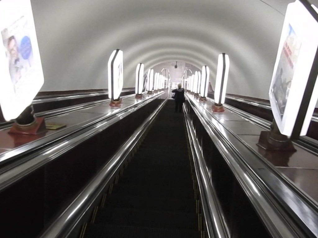 В Киеве из-за аварии на ТЭЦ пропал свет в метро: жуткое видео с эскалатора
