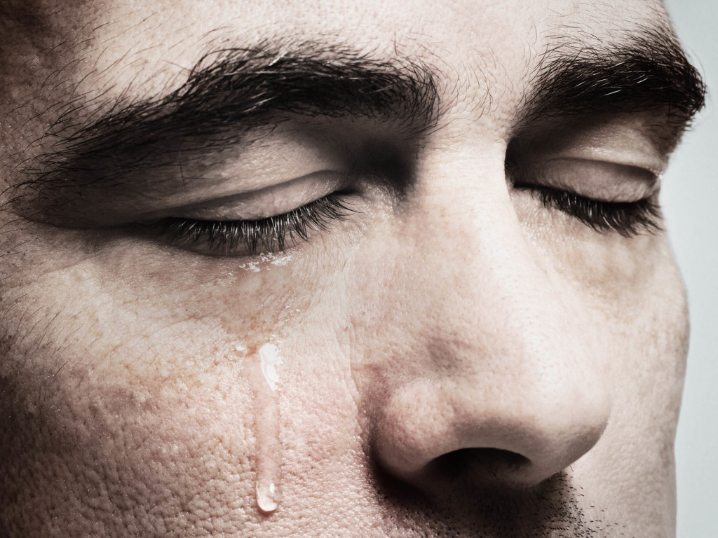 Плакать нужно не только женщинам: психиатр рассказал о пользе мужских слез