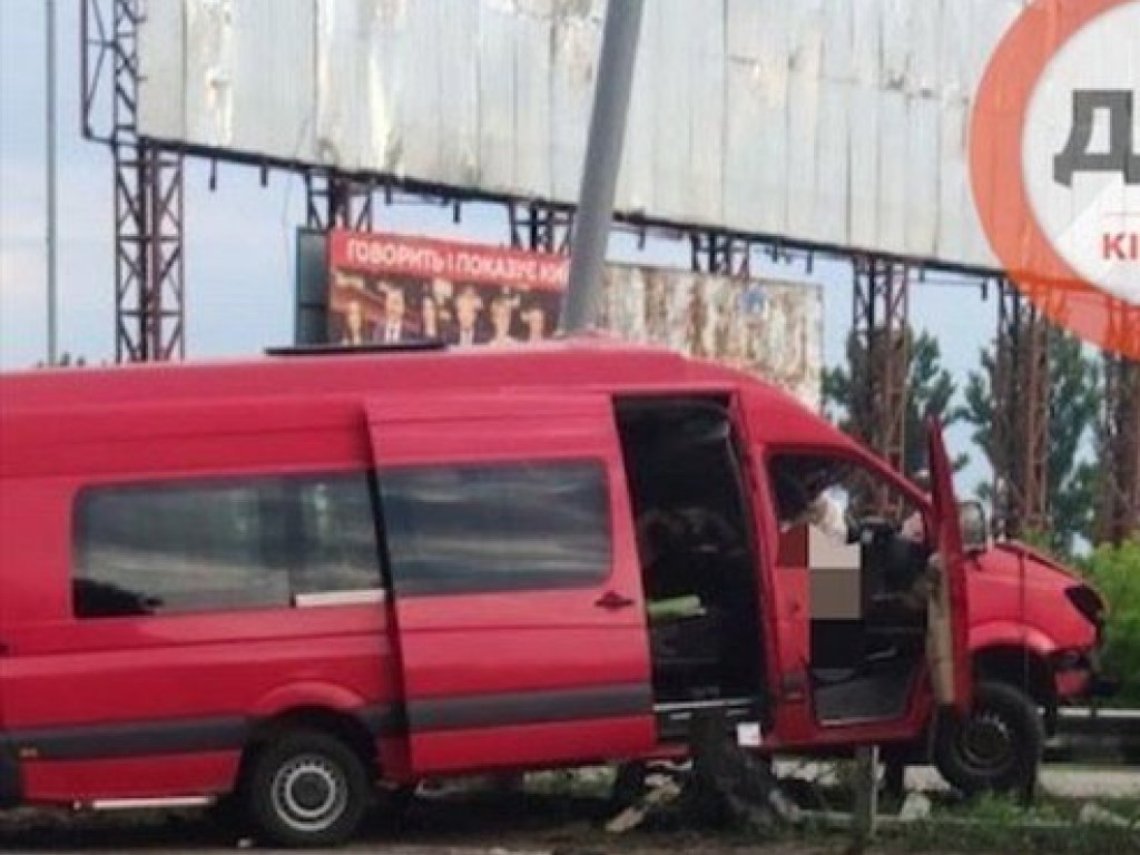 В ДТП под Киевом микроавтобус влетел в отбойник, водитель погиб на месте (ФОТО)