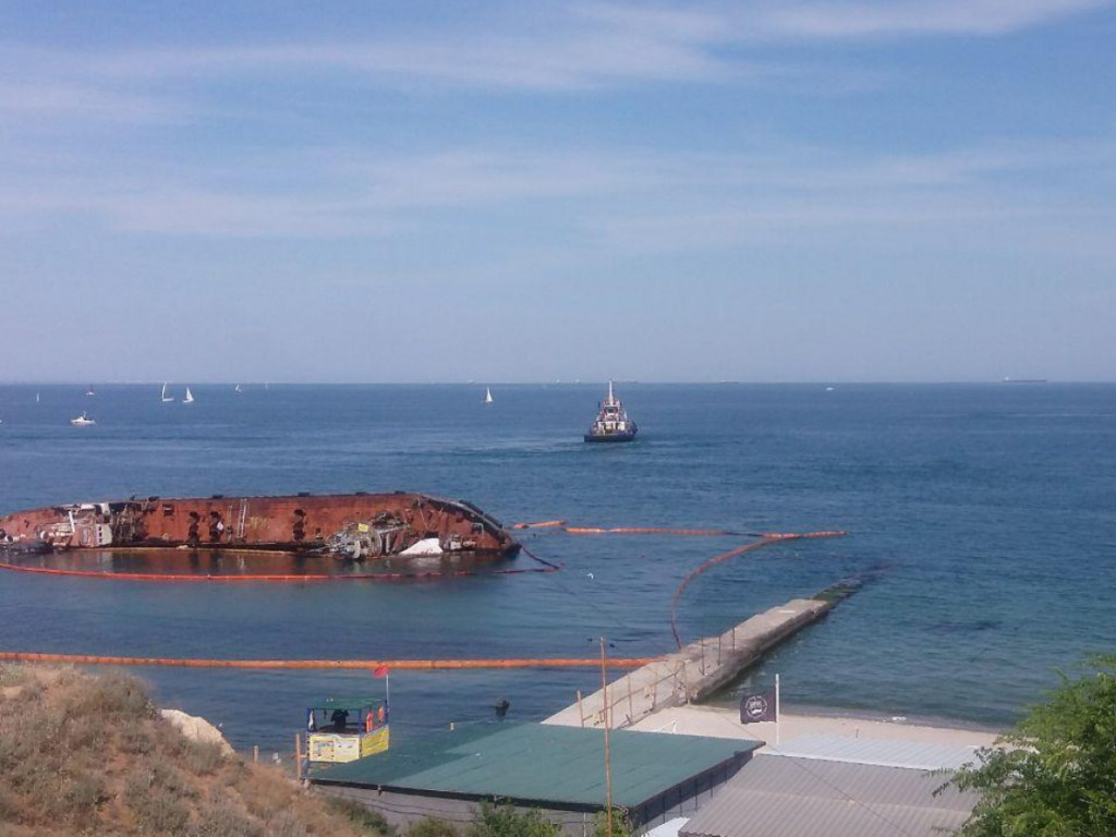В Одессе затонувший танкер «Делфи» могут порезать на месте аварии
