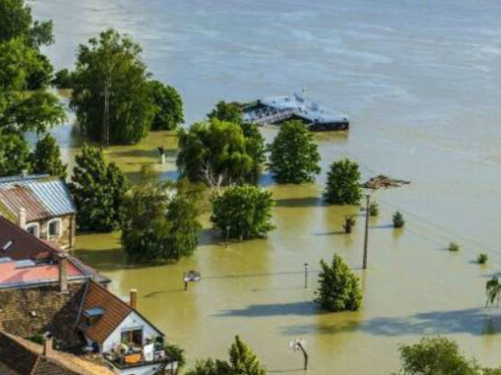 Надо брать лодку: после ливня затопило курортный поселок Кирилловка (ФОТО, ВИДЕО)