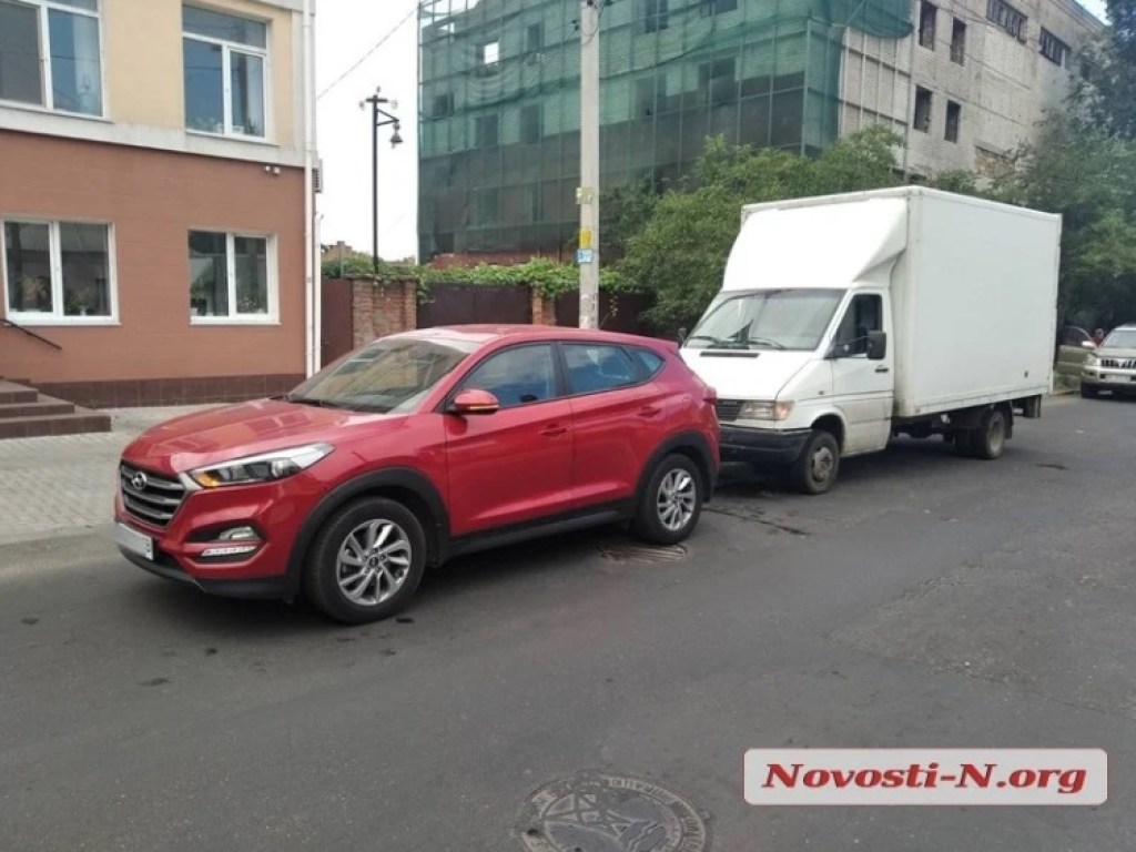 В Николаеве водитель грузовика Mercedes неудачно припарковался позади внедорожника (ФОТО)