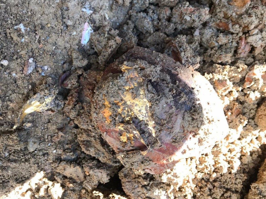 В Измире строители нашли древний каменный гроб с золотой диадемой (ФОТО)