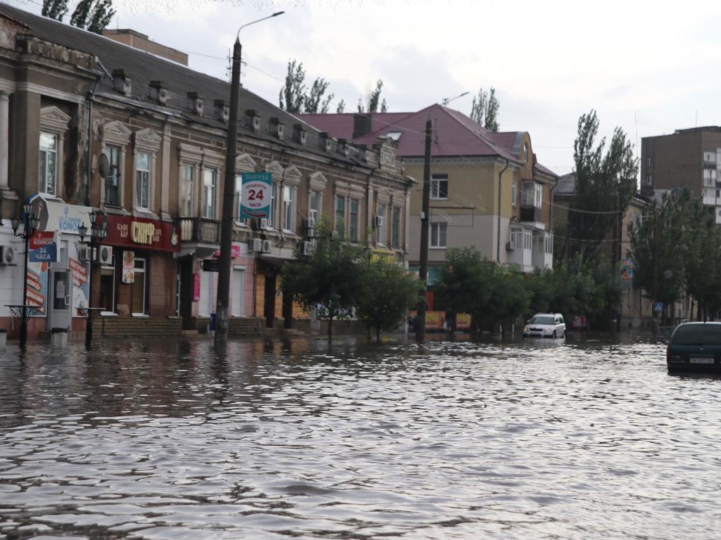 Потоп в Кирилловке: люди выгребают воду из домов лопатами (ВИДЕО)