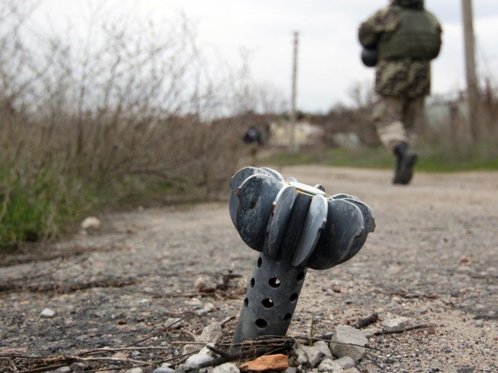 В Марьинке мужчине осколками ранило руки: сработало взрывное устройство &#8212; СМИ