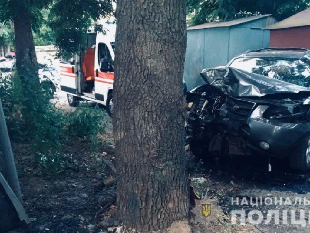 49-летний мужчина погиб: в Одессе автомобиль врезался в дерево (ФОТО)